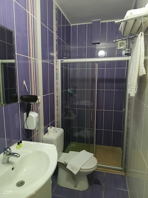 Standard-Doppelzimmer | Badezimmer