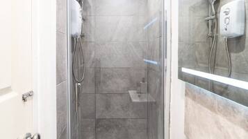 Douche, sĂšche-cheveux, serviettes fournies, savon