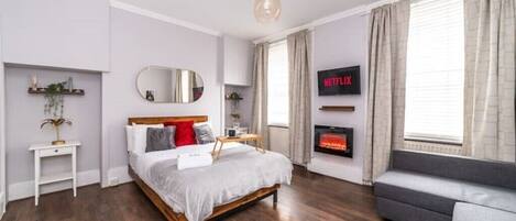 Tabla de planchar con plancha, wifi, ropa de cama