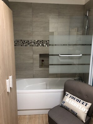 Dusche, Haartrockner, Handtücher, Seife