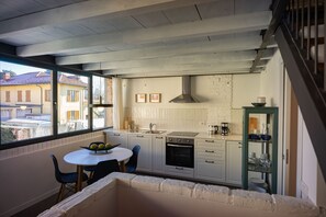 Refrigerador, horno, cafetera y tetera y utensilios de cocina 