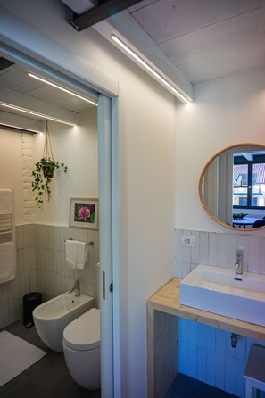 تجهيزات دش، مجففات شعر، مراحيض شطف، مناشف