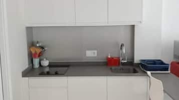 Frigobar, microondas, placa de cocina, cafetera/tetera