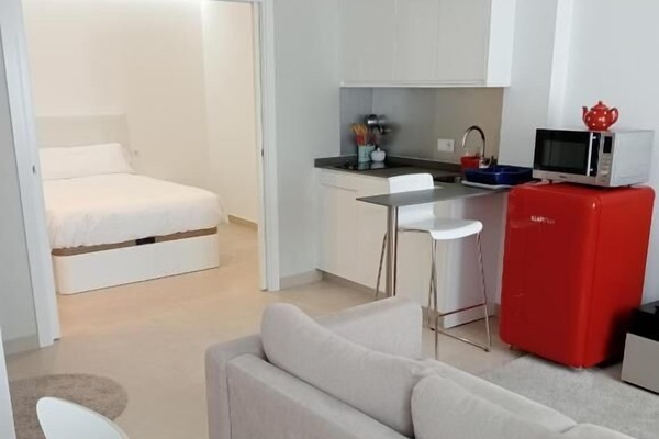Departamento básico | Área de sala de estar | Smart TV de 42 pulgadas con canales por cable y piso con calefacción