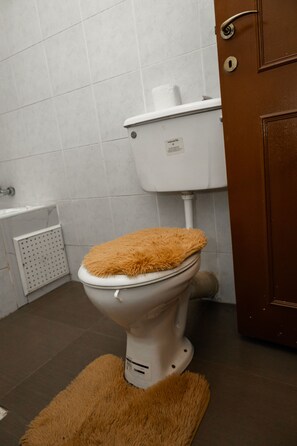 Standard Room | Bathroom | Towels - Freeman Methodist Guest House (Kumasi)