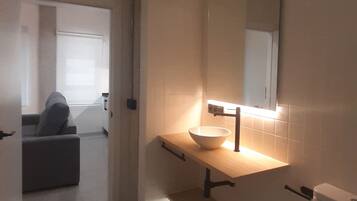 Een douche, een haardroger, handdoeken, zeep