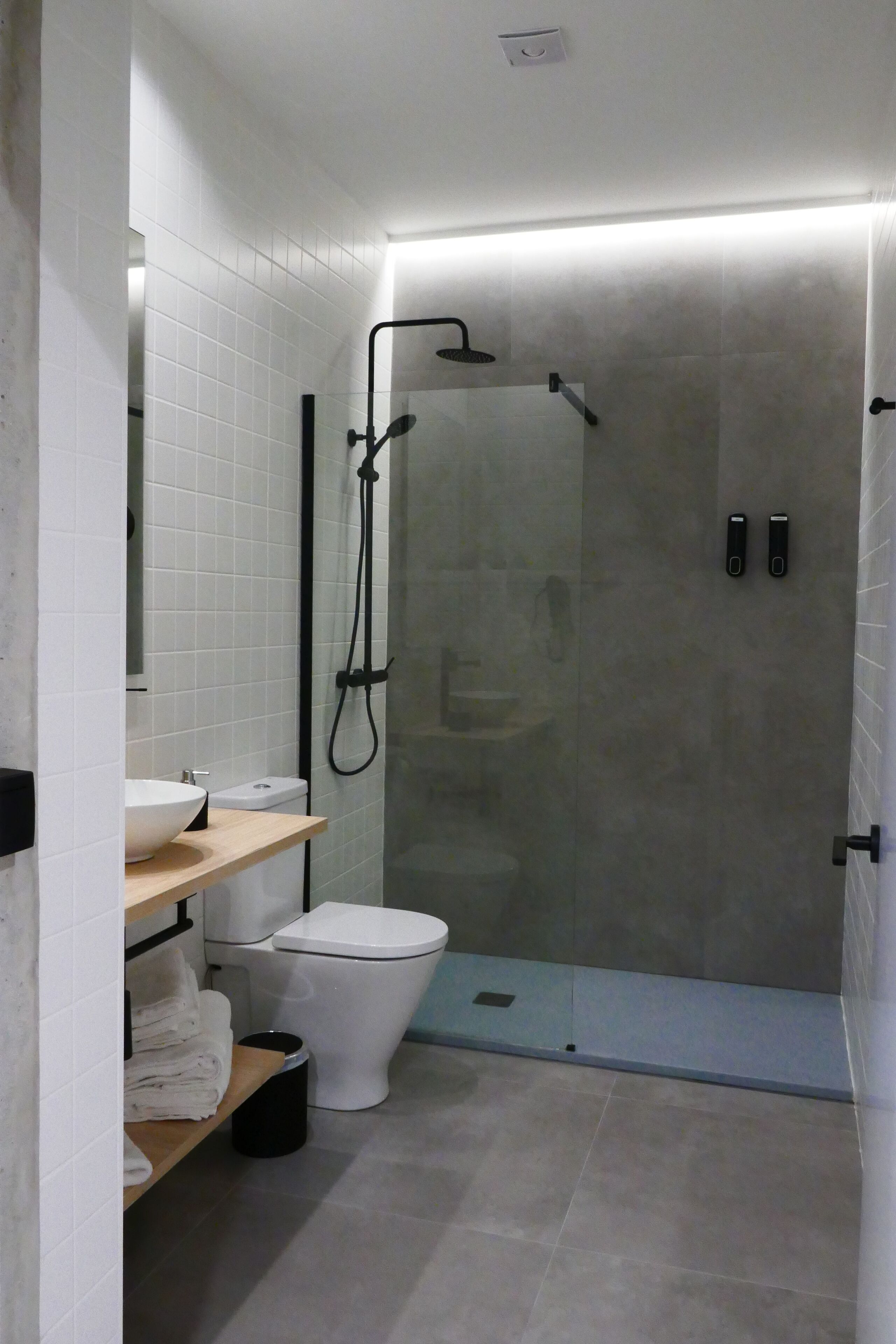 Een douche, een haardroger, handdoeken, zeep