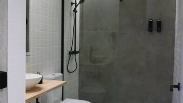 Een douche, een haardroger, handdoeken, zeep