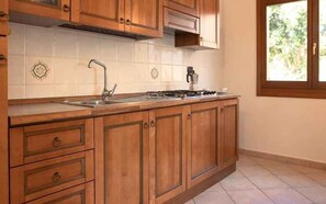 Jääkaappi, mikroaaltouuni, liesi, leivänpaahdin