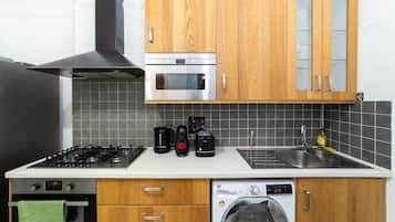 Micro-ondes, four, plaque de cuisson, cafetiĂšre/bouilloire