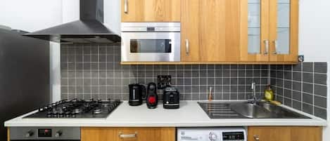 Mikrowelle, Ofen, Herdplatte, Wasserkocher mit Kaffee-/Teezubehör