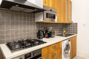 Microwave, oven, stovetop, coffee/tea maker - (Covent Garden)Cozy Apartment Central London (London)