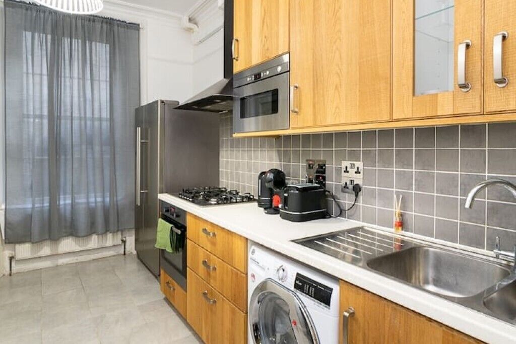 Mikrobølgeovn, ovn, kokeplater og kaffetrakter/tekoker