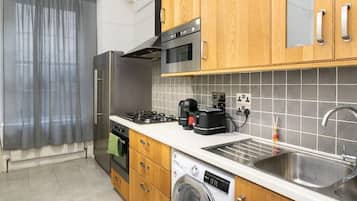 Mikrobølgeovn, ovn, kokeplater og kaffetrakter/tekoker