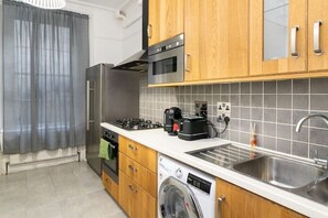 Mikrobølgeovn, ovn, kokeplater og kaffetrakter/tekoker