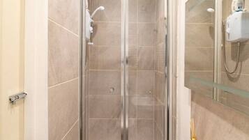 Douche, sĂšche-cheveux, serviettes fournies, savon