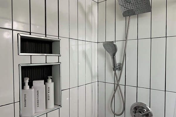 Ducha, secador de pelo, bidé y toallas