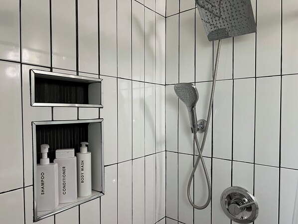 Dusj, hårføner, bidé og håndklær