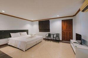 Habitación doble estándar, 1 cama King size, para no fumadores, vista a la ciudad | Escritorio, espacio para trabajar con laptop y wifi gratis