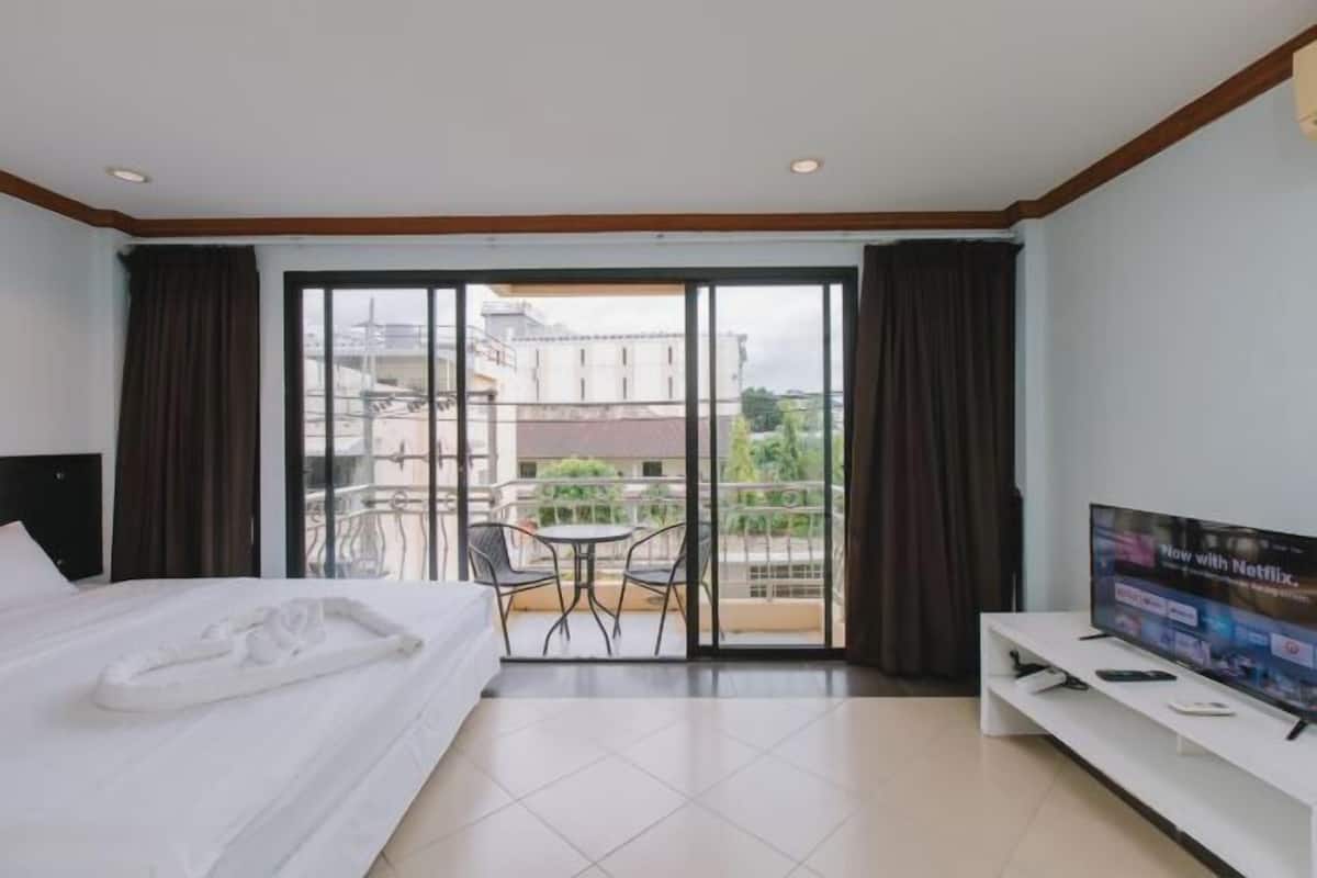 Desk, laptop workspace, free WiFi, bed sheets