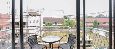 Doppia Deluxe, 1 letto king, non fumatori, vista città | Balcone