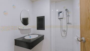Deluxe Double Room, 1 King Bed, Non Smoking, City View | Bathroom | Shower, hair dryer, towels