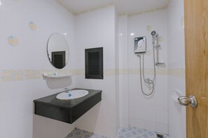 Deluxe Double Room, 1 King Bed, Non Smoking, City View | Bathroom | Shower, hair dryer, towels