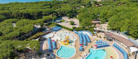Un complejo turístico con varias piscinas, parque acuático y zona de playa.