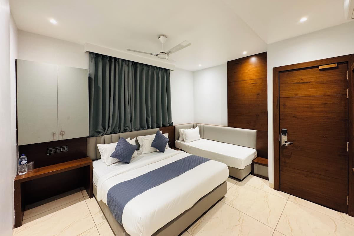 Deluxe Triple Room | Memory-foam beds, soundproofing, rollaway beds, free WiFi