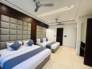 Habitación cuádruple Premium | Camas con efecto memoria, insonorización, camas extra y wifi gratis 