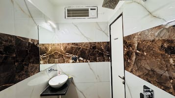 Shower, free toiletries, towels