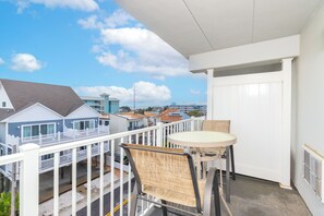 Outdoor dining - Adorable, highly-amenitized 1-bedroom oceanfront condo with free WiFi, HBO, and an outdoor pool located steps from the beach! (OCEAN CITY)