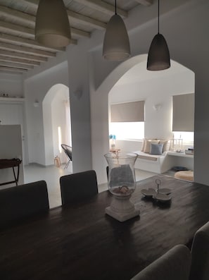 Deluxe-Villa | Essbereich im Zimmer