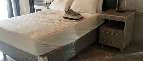 1 dormitorio, tabla de planchar con plancha, wifi y ropa de cama