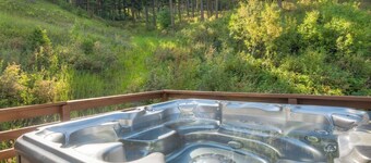 Quinn Peaks Entire 30 Acre Property with a hot tub