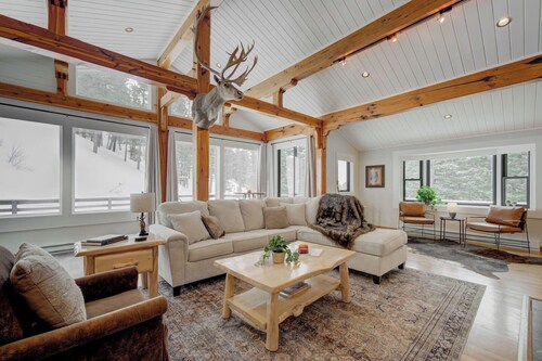 Quinn Peaks Entire 30 Acre Property with a hot tub