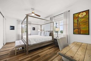 4 chambres, bureau, fer et planche à repasser, lit de bébé portatif