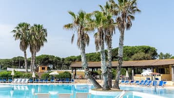 Piscina stagionale all'aperto, ombrelloni da piscina, lettini