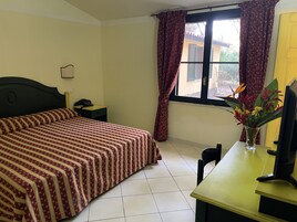 Caja de seguridad en la habitación y ropa de cama 