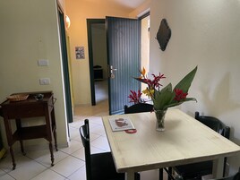 Bungalow | Zona de estar | Televisión LCD de 17 pulgadas con canales digitales