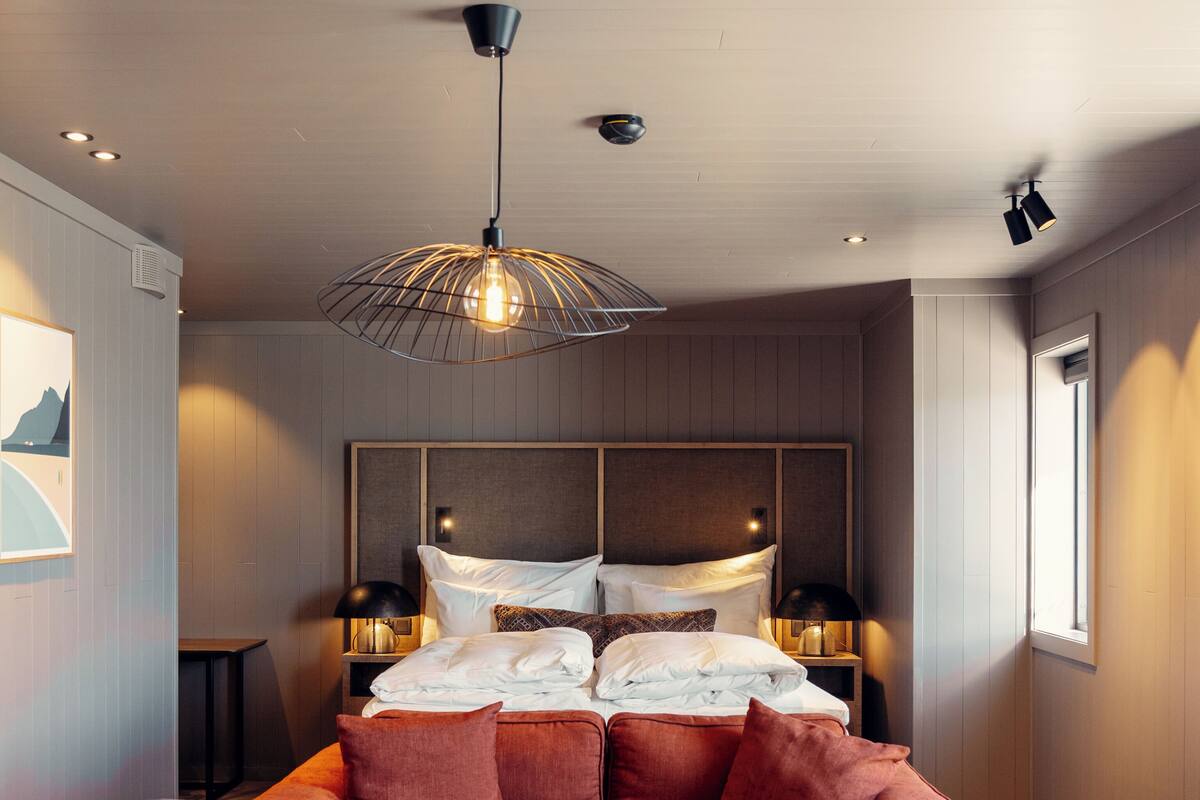 Suite Junior, vue port | Literie de qualité supérieure, couette en duvet d'oie, minibar, bureau