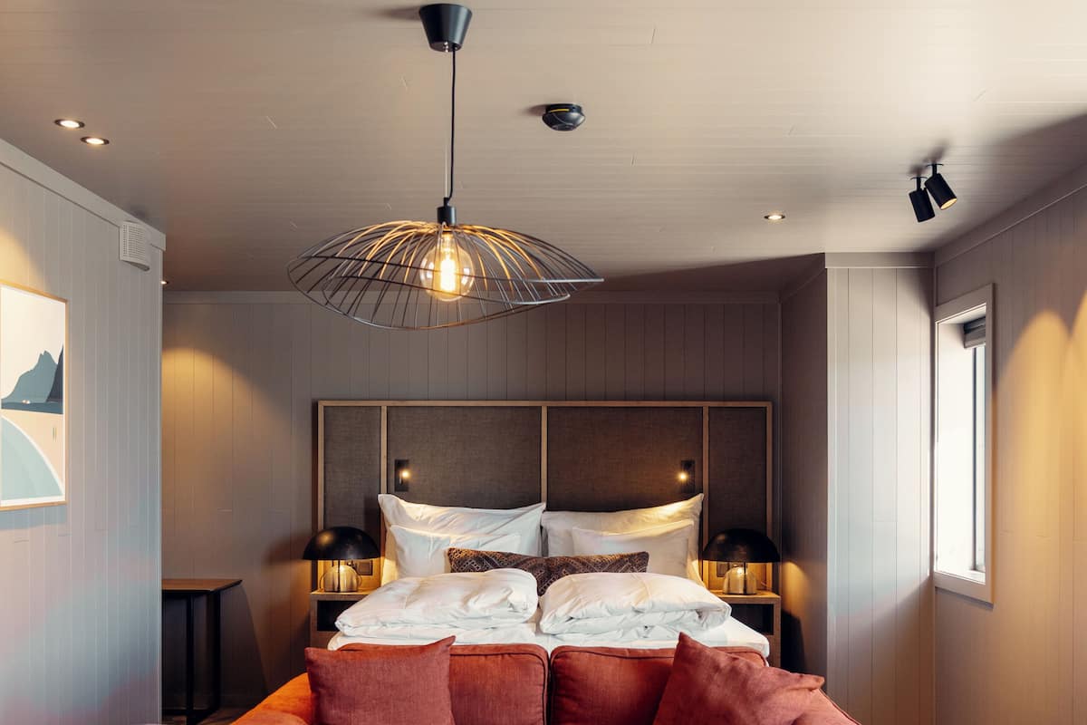 Suite Junior, vue port | Literie de qualité supérieure, couette en duvet d'oie, minibar, bureau