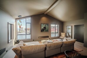 Loft suite with ocean view - Henningsvær Bryggehotell - by Classic Norway Hotels (Vagan)