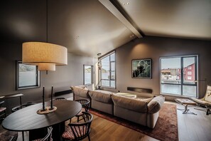 Studio, uitzicht op zee | Luxe beddengoed, donsdekens, een minibar, een bureau