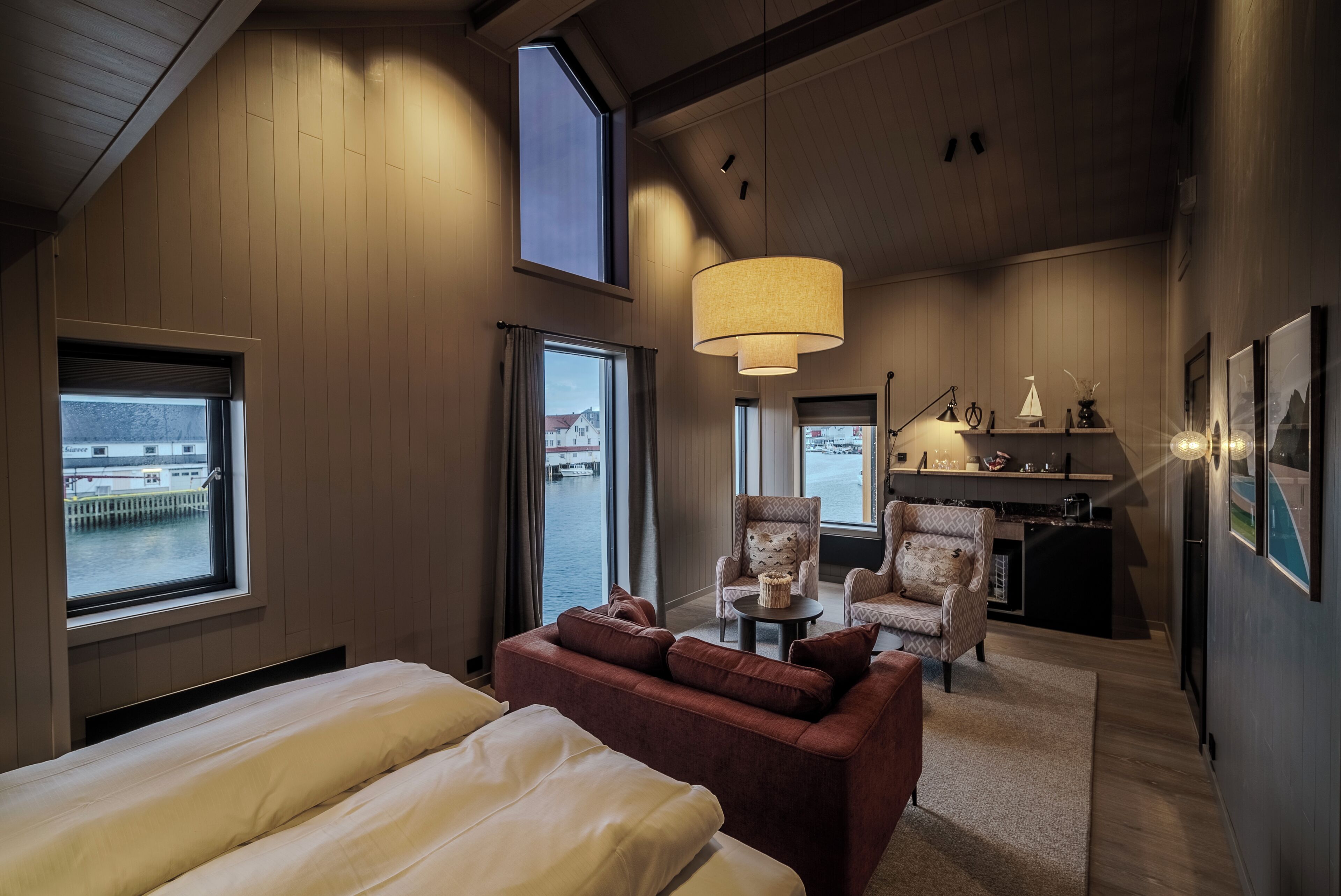 Premium bedding, down comforters, minibar, desk