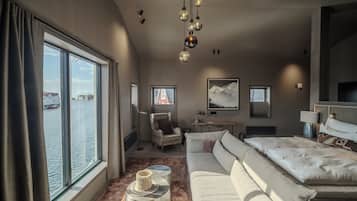 Suite | Hochwertige Bettwaren, Daunenbettdecken, Minibar, Schreibtisch