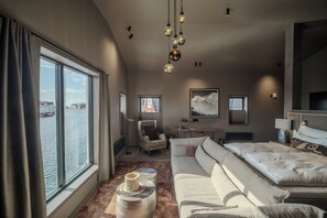 Suite | Hochwertige Bettwaren, Daunenbettdecken, Minibar, Schreibtisch