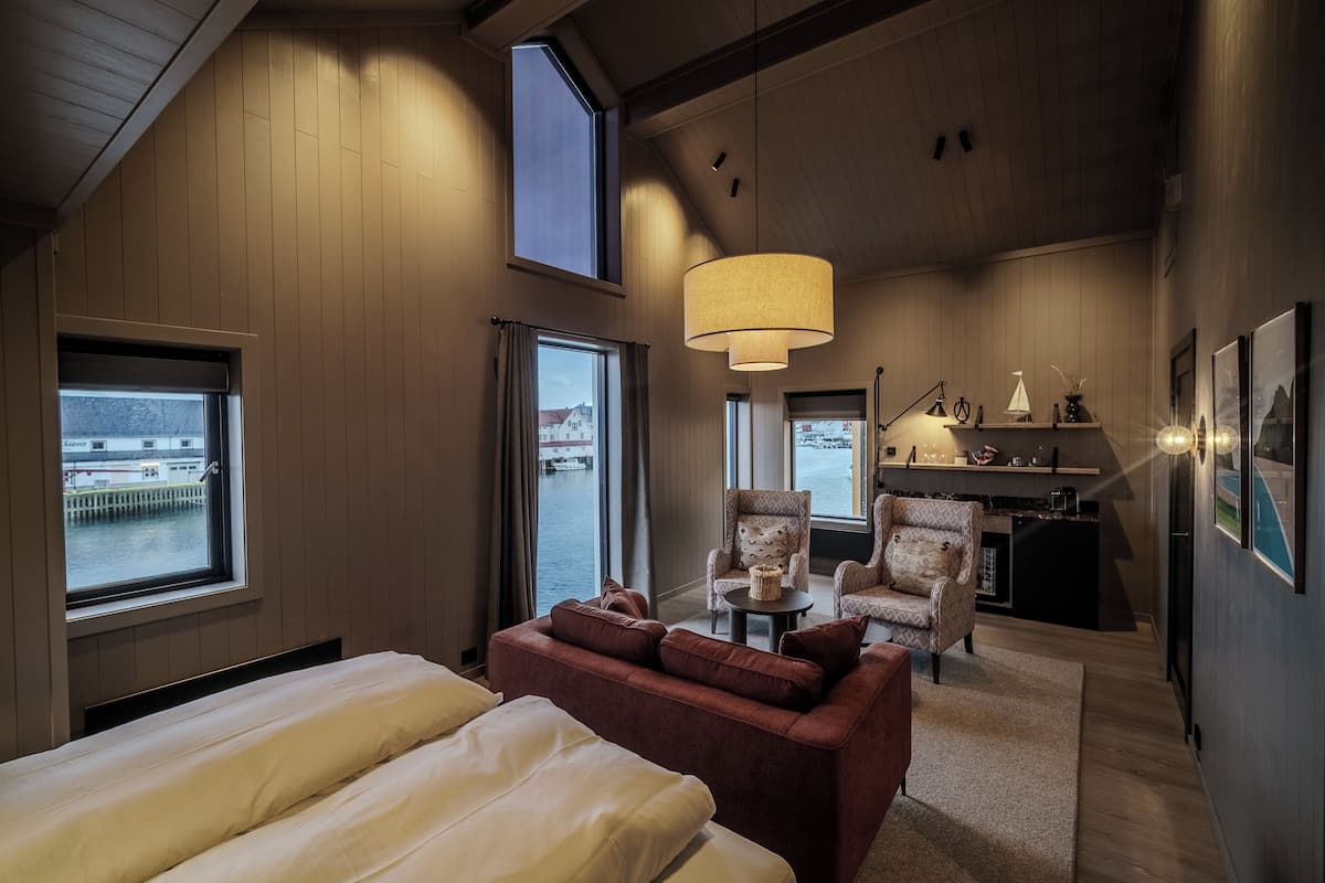 Suite Junior, vista porto | 1 camera, biancheria da letto di alta qualità, copriletto in piuma