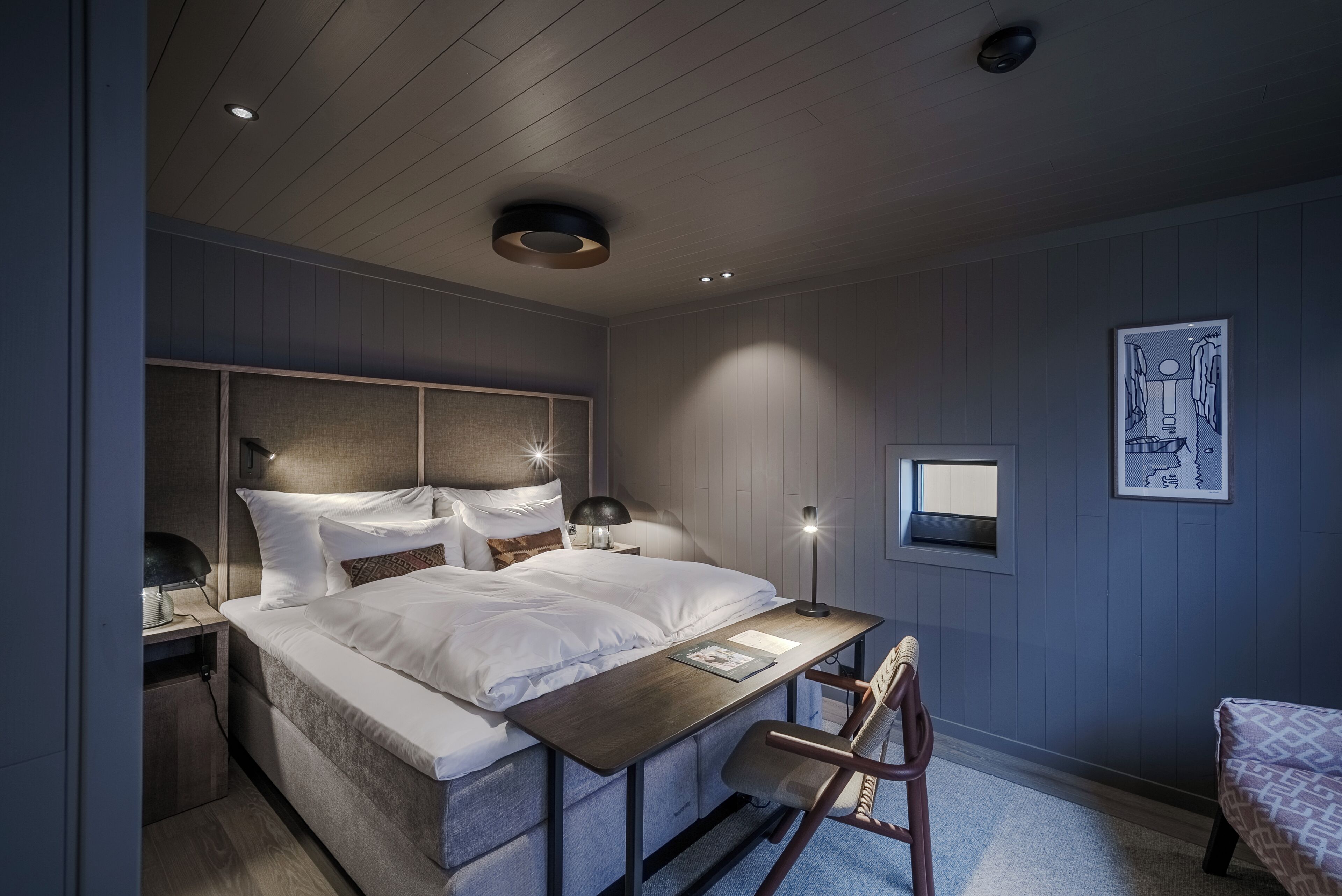 Premium bedding, down comforters, minibar, desk