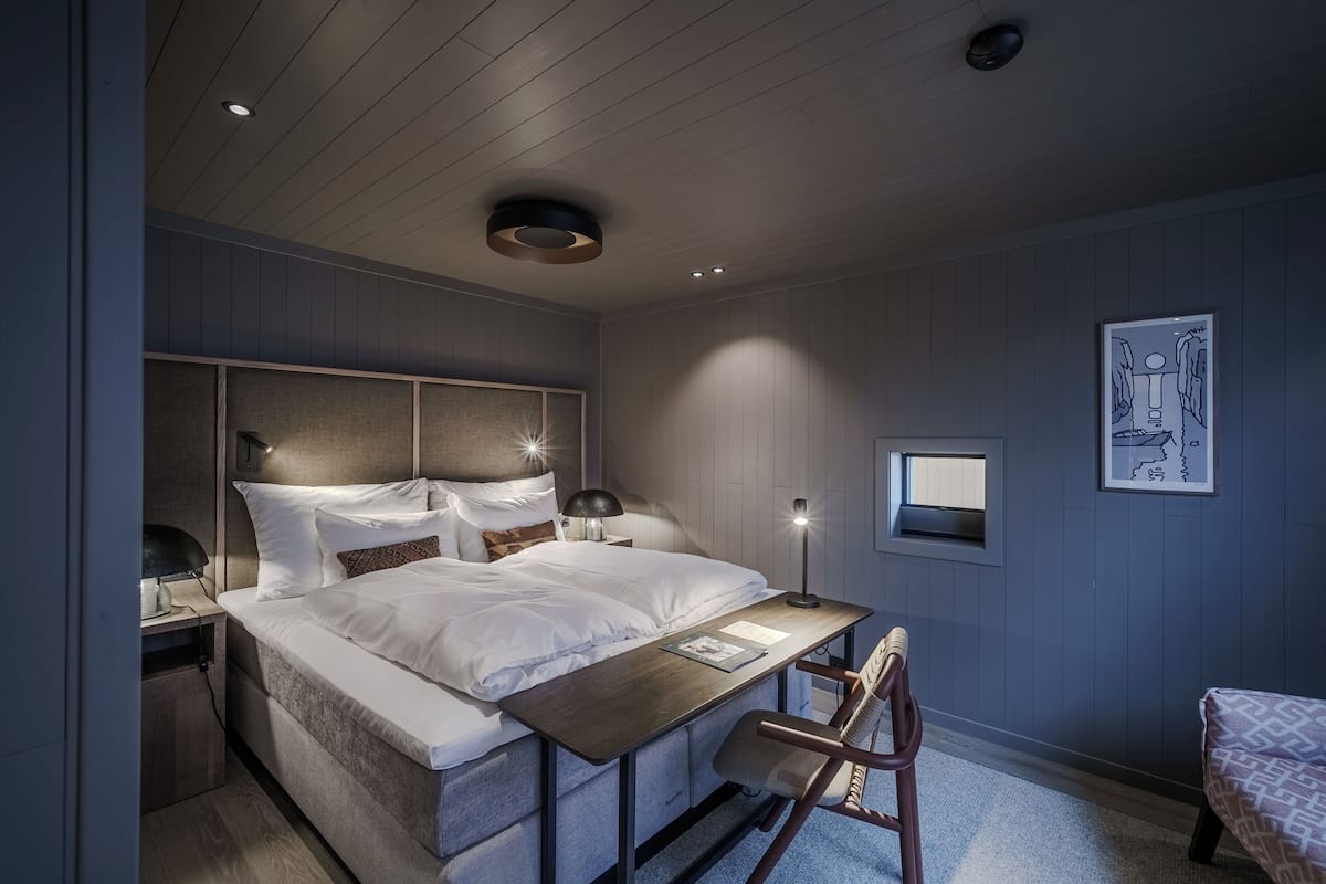 1 bedroom, premium bedding, down comforters, minibar